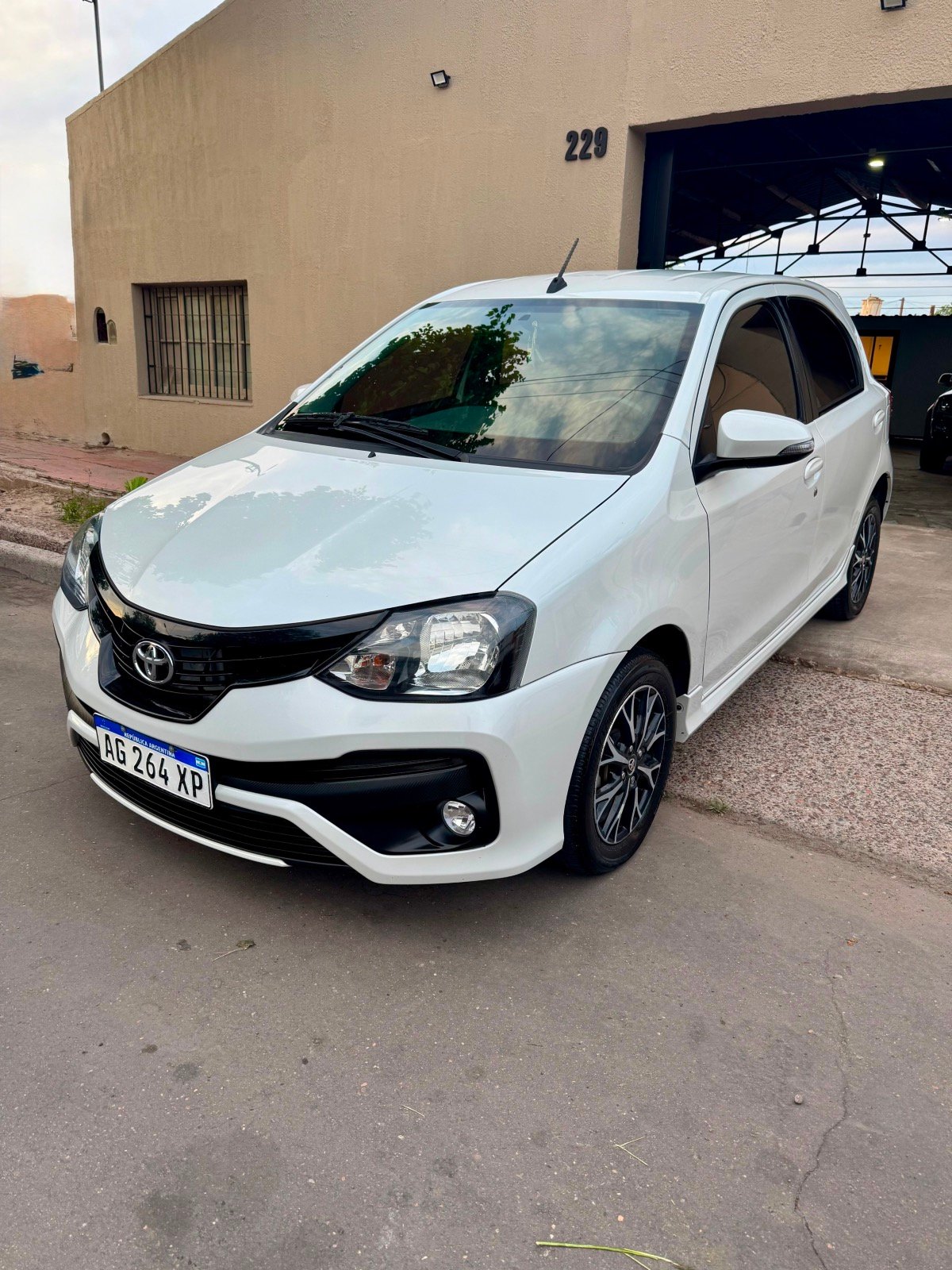 Toyota Etios 1.5 5ptas XLS 6MT (L18) foto 1