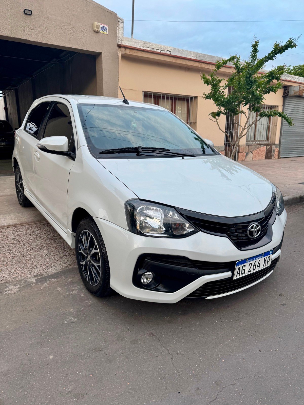 Toyota Etios 1.5 5ptas XLS 6MT (L18) foto 2